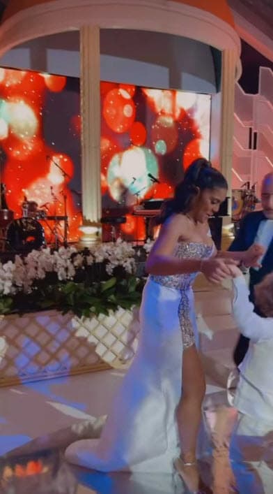 Para la recepción, Francisca usó otro vestido ahora de corte strapless con cola.