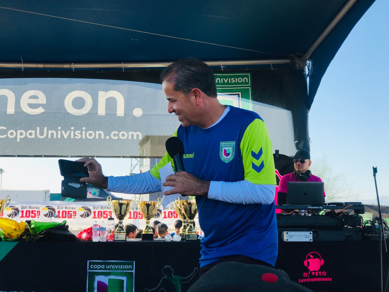 El Señor Corral tomando fotos de los campeones.
<br>