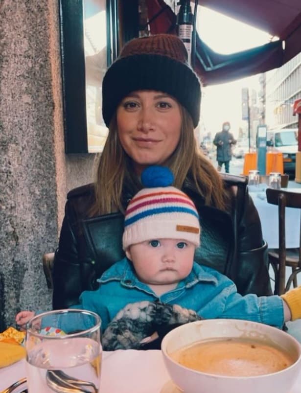 <b>Ashley Tisdale </b>
<br>La famosa actriz de Disney está casada, desde el 2014, con el músico Christopher French. En 2021, le dieron la bienvenida a su primera hija, Jupiter Iris French.