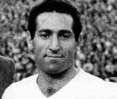 Paco Gento, ex jugador del Real Madrid, salió con la victoria del clásico en 20 ocasiones. Es el jugador con más triunfos en la historia del Clásico.