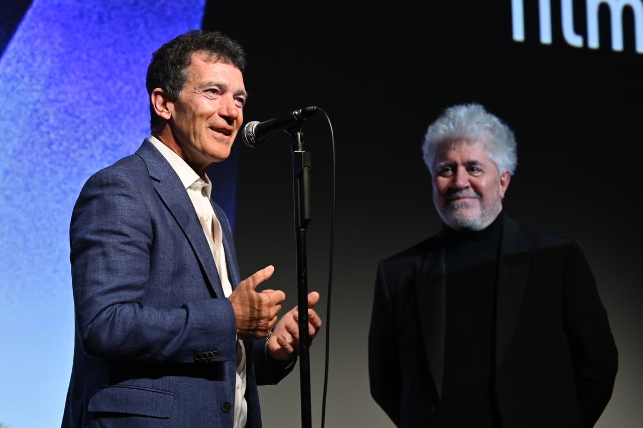 A.O. Scott asegura que "es un poco impactante verlo luciendo 
<b>no solo gris, sino frágil"</b> en esta cinta de Pedro Almodóvar.
<br>