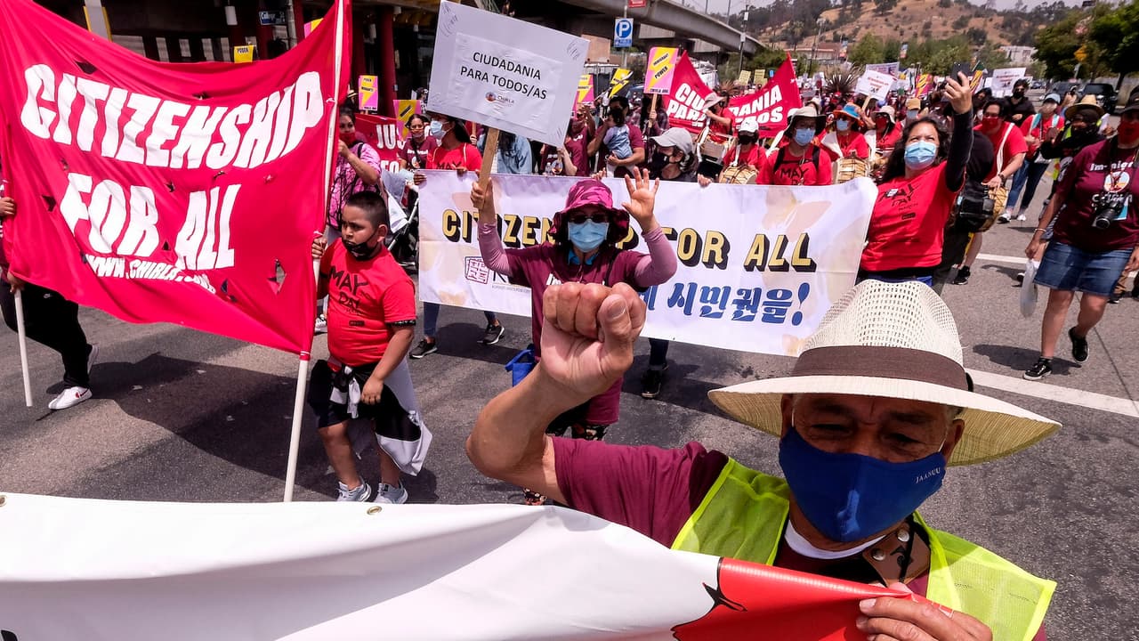 Entre los asistentes hubo docentes del LAUSD que advirtieron que las redadas migratorias han afectado a estudiantes, incluso en zonas consideradas santuarios escolares.