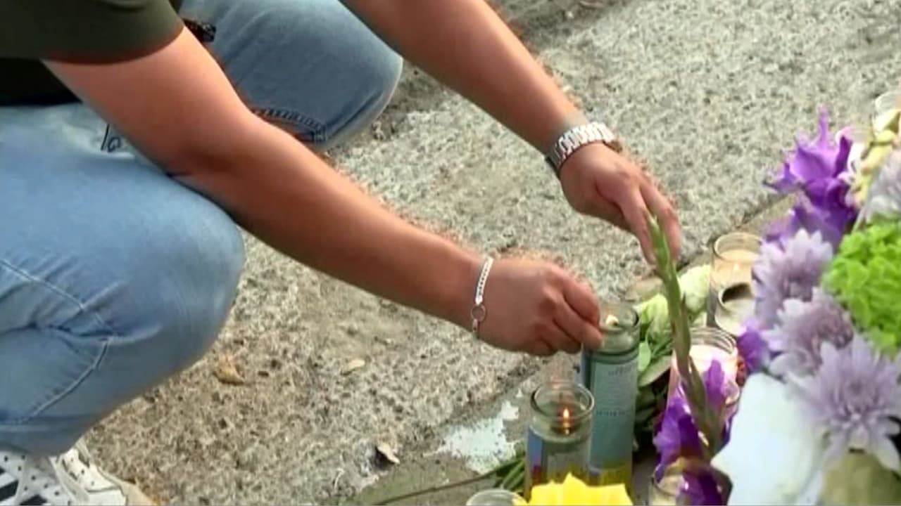 Hijos de Lorenzo Salgado visitan altar en honor a su padre en el mismo lugar donde falleció tras operativo de ICE