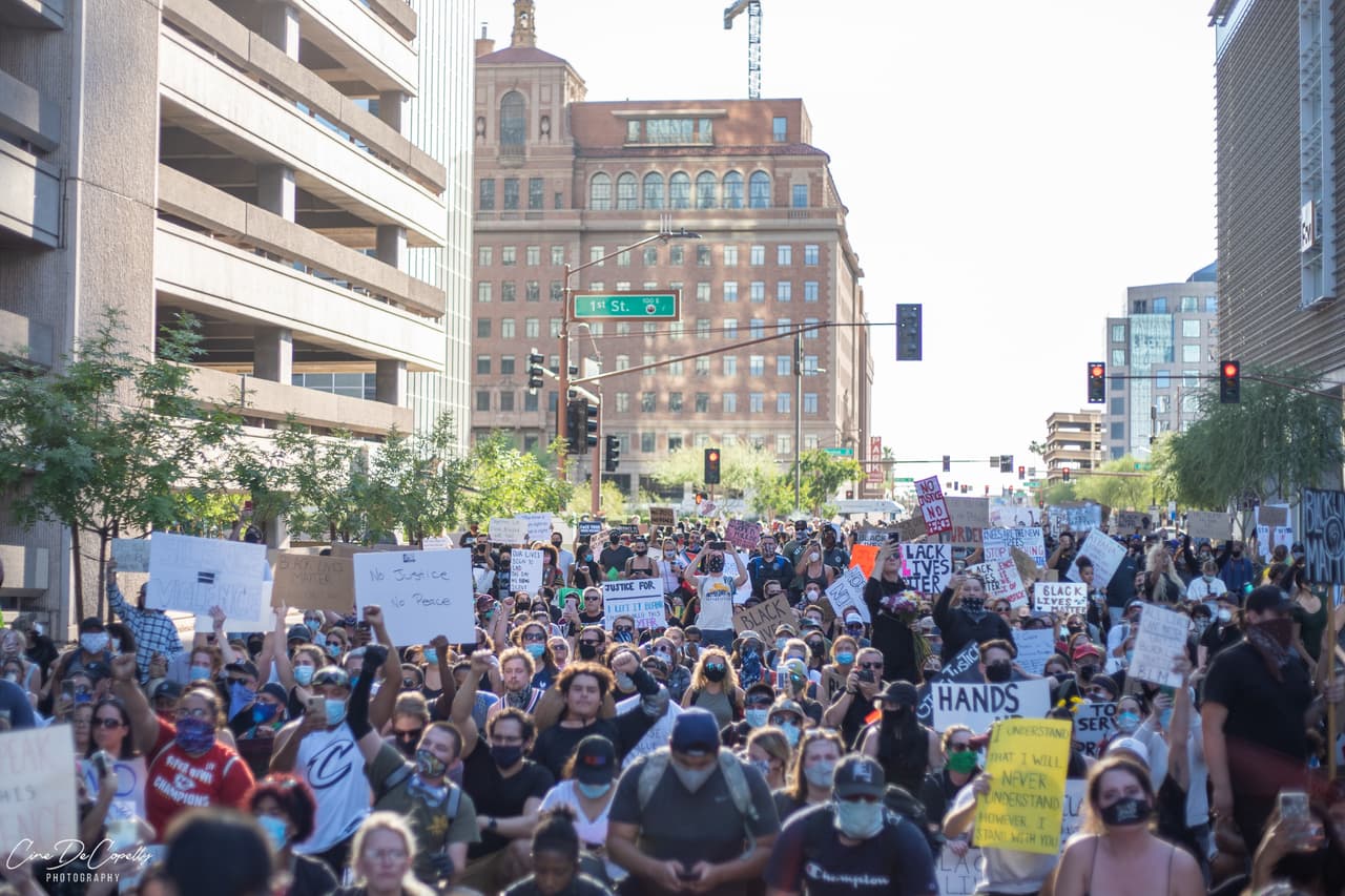 A pesar de caminar bajo 100 grados de temperatura, los participantes de las protestas buscan respuestas al racismo que desde hace años, afirman, se vive en el país.