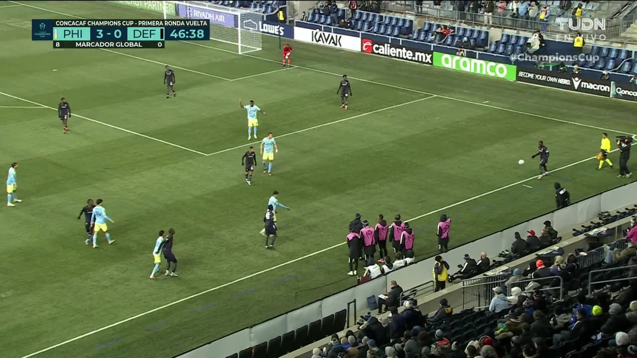 ¡GOL!  anota para Philadelphia Union. Stas Korzeniowski