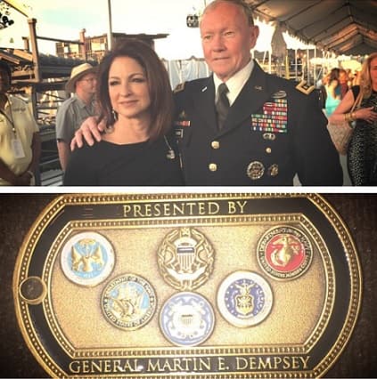 Gloria Estefan posteó: "Gracias por dirigir nuestras tropas y servir a nuestra gran nación. Fue un honor conocerte #GeneralMartinDempsey, voy a atesorar su regalo. #MemorialDay15".