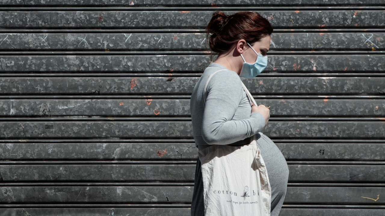 Un 
<a href="https://news.uci.edu/2021/08/26/covid-hits-pregnant-women-at-a-new-alarming-rate-health-officials-say/" target="_blank">nuevo estudio de la Universidad de California, Irvine,</a> reveló que las mujeres embarazadas que se contagian con covid-19 tienen un 40% más probabilidad de dar a luz a su bebé de forma prematura.