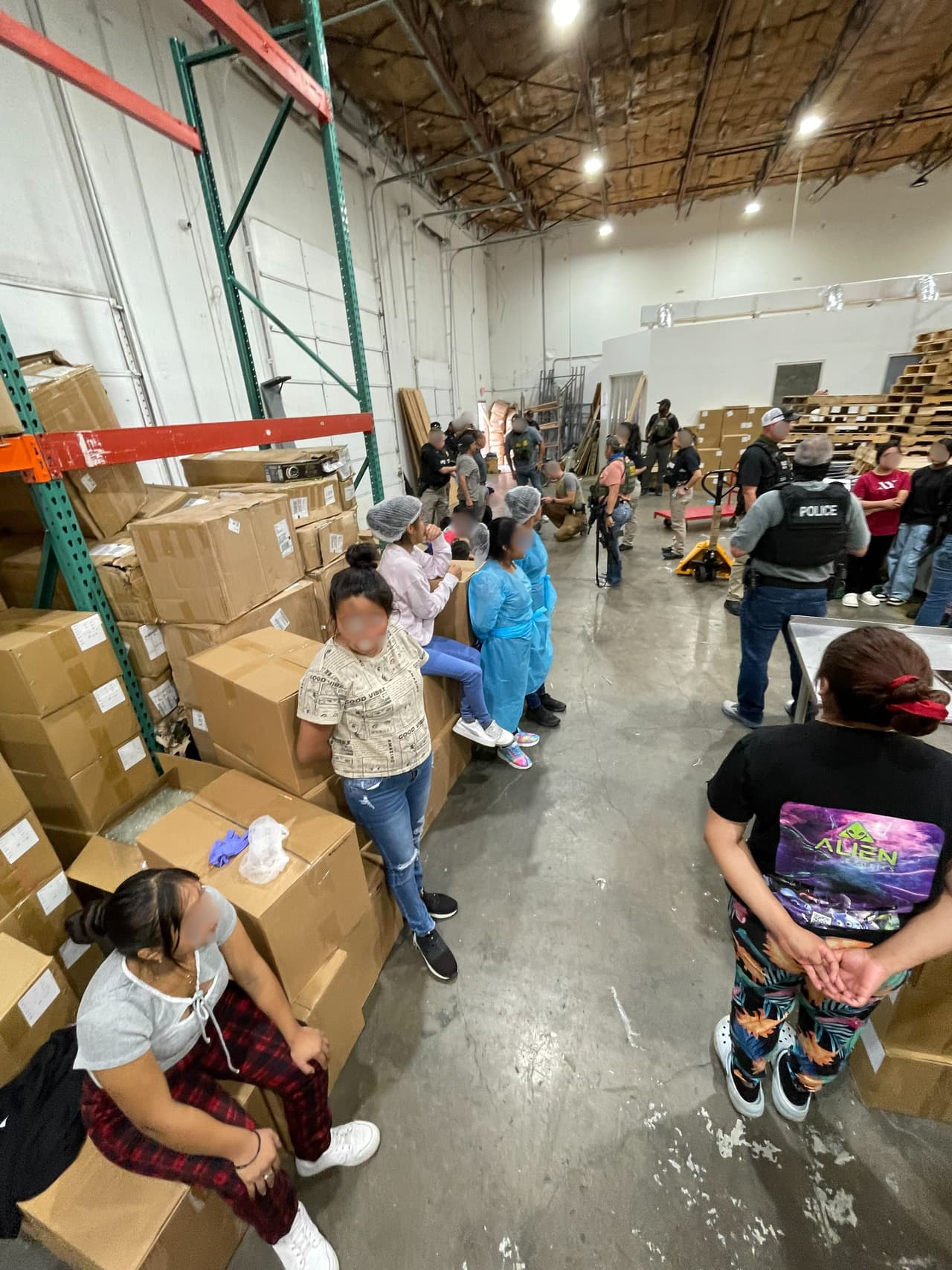Durante la intervención, 
<b>varias personas fueron detenidas</b>, identificadas como nacionales de 
<b>México, Honduras, Guatemala y El Salvador</b>.
<br>