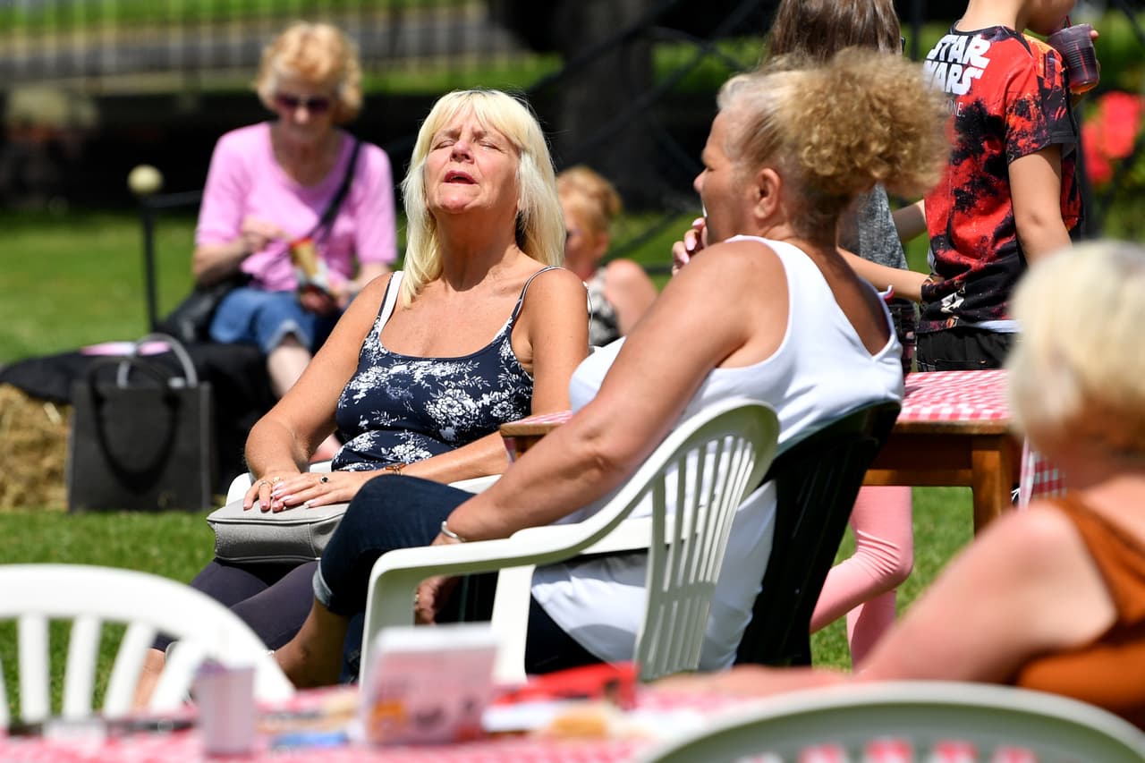 Los
<a href="https://www.univision.com/los-angeles/kmex/noticias/salud/cuando-se-habla-de-sudor-excesivo-y-cuales-son-los-beneficios-de-sudar-video">calores súbitos o sofocos</a> son otro síntoma común y pueden durar hasta unos cuantos años después de que ocurra la menopausia. Se pueden manifestar como una repentina sensación de calor en todo el cuerpo o solo en la parte superior. Su intensidad, duración y frecuencia varía de acuerdo a cada mujer.