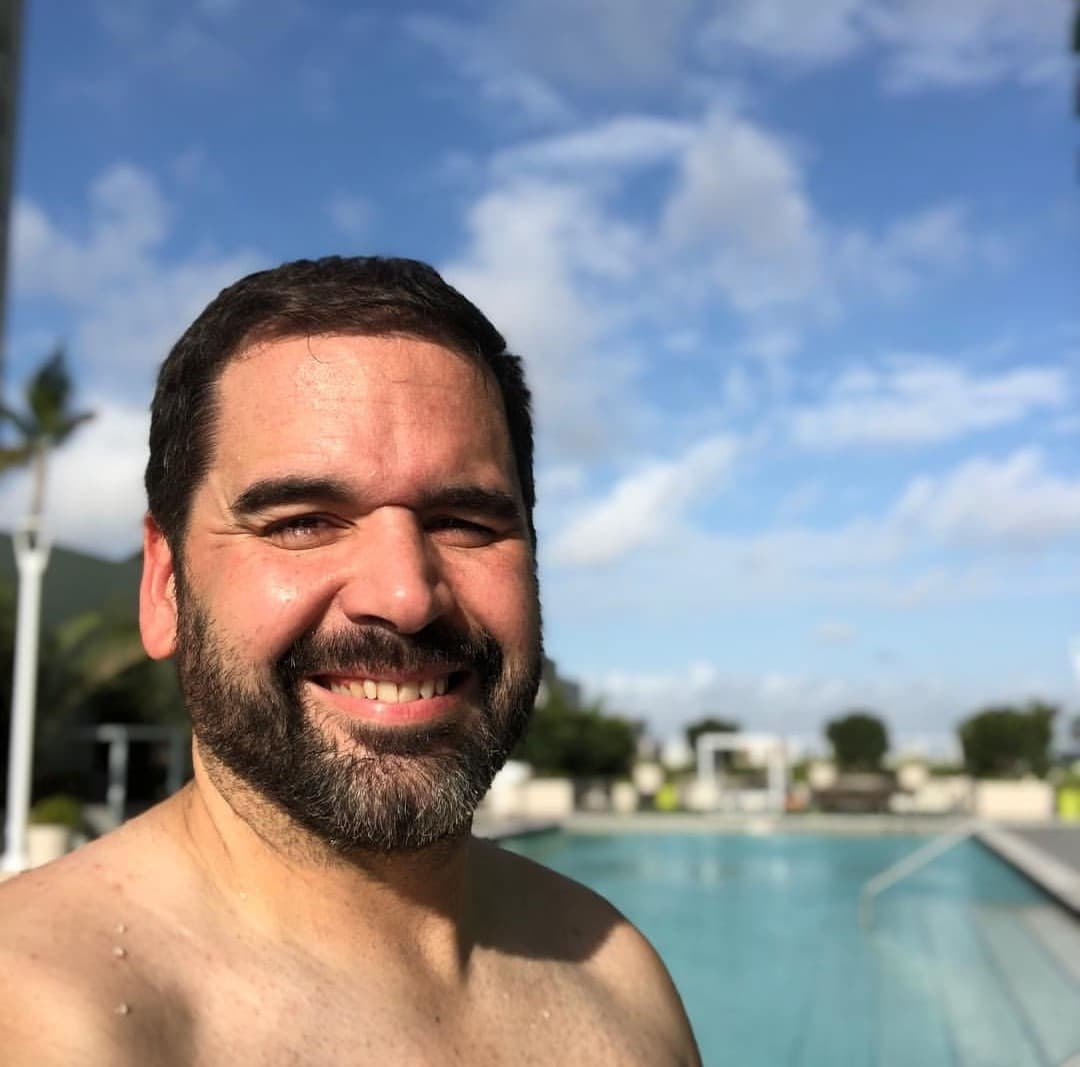 Albert Martínez disfrutó del calor de Miami en la alberca. En sus redes sociales publicó una fotografía donde aparece sin camisa, debido a que se había tomado un tiempo para nadar.
<br>