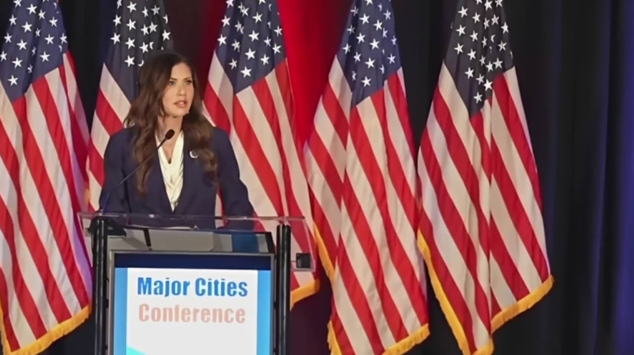 Quién es Kristi Noem y cuáles fueron los factores que provocaron su destitución como titular del DHS, Departamento de Seguridad Nacional