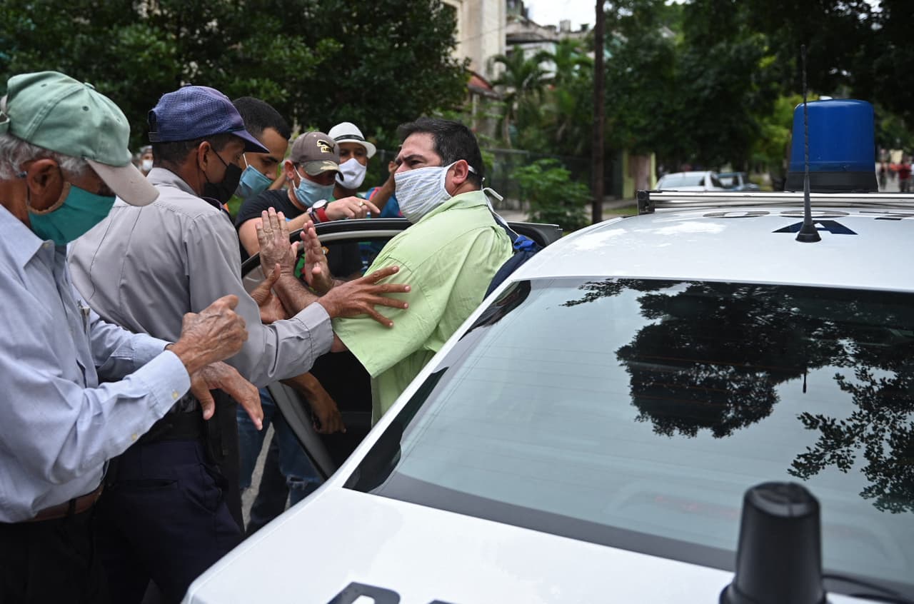 Uno de los activistas es arrestado por la seguridad del estado cubano mientras protesta en el parque El Quijote, de La Habana, a donde debía llegar Yunior García Aguilera, solo, portando una rosa blanca. 
<br>