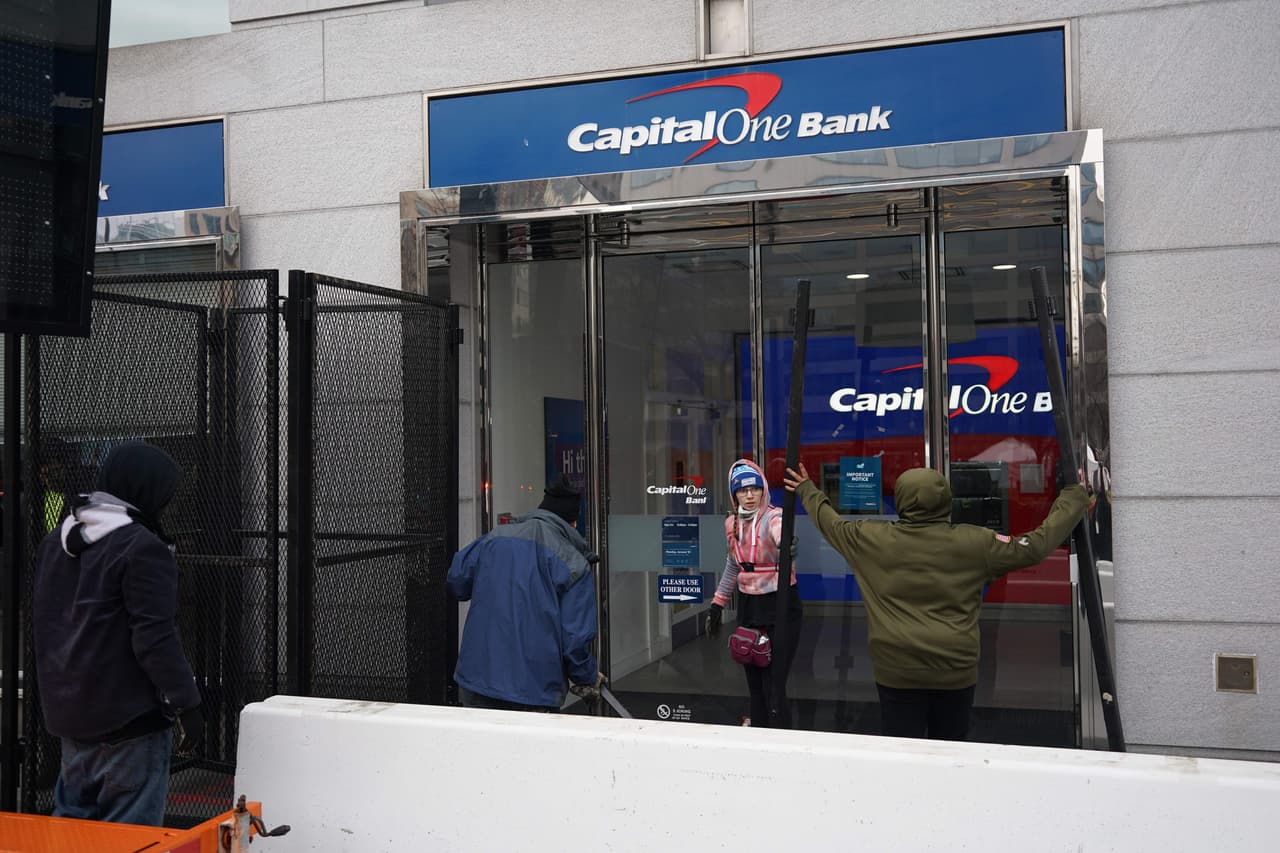 Como de costumbre cuando se prevén protestas, los negocios del centro de la capital protegen sus vidrieras. Según reporta la agencia AP, varios hoteles, incluido uno muy usado por la agrupación Proud Boy, optaron por cerrar la semana pasada para evitar problemas.