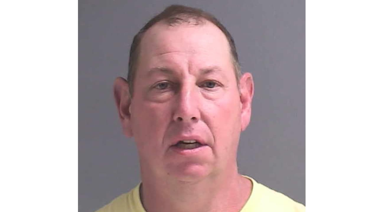 Un hombre es arrestado por atacar a tres jóvenes con un tubo y gritarles insultos racistas