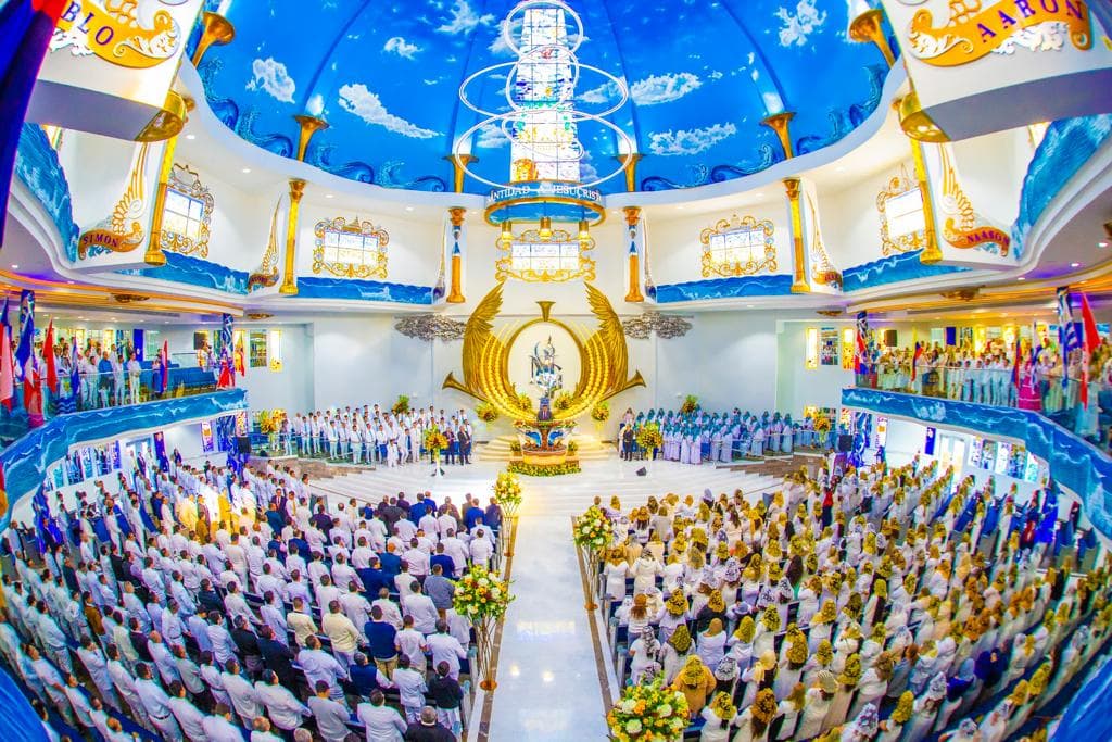 “El fruto de este esfuerzo comunitario ha transformado el horizonte de Phoenix, haciendo el camino para un servicio más impactante de una comunidad de iglesia creciendo” dijo la iglesia a través de un comunicado de prensa.
<br>