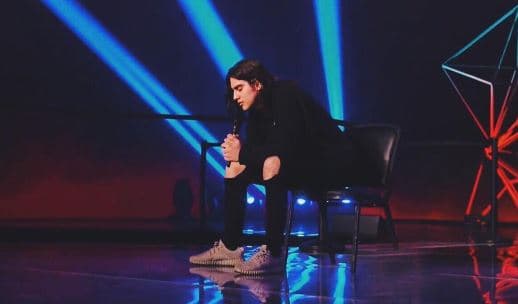 De no dedicarse a la música le gustaría ser productor.