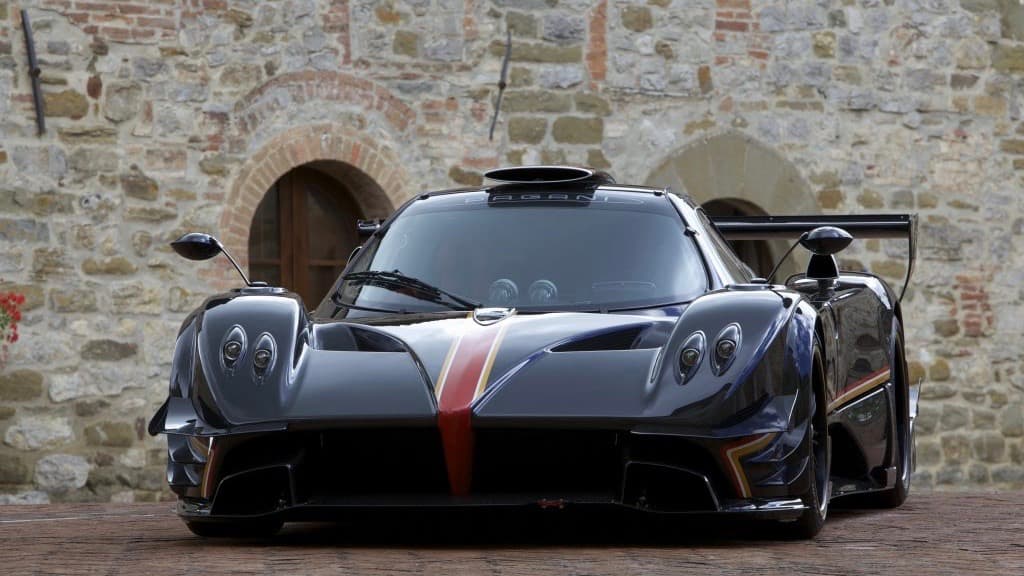 El Pagani Zonda Revolución, en es si mismo una evolución del Zonda R presentado en 2009, una versión del súperauto concebida enteramente 
<b>para las pistas </b>que nunca ha sido homologada para circular en las vías públicas.