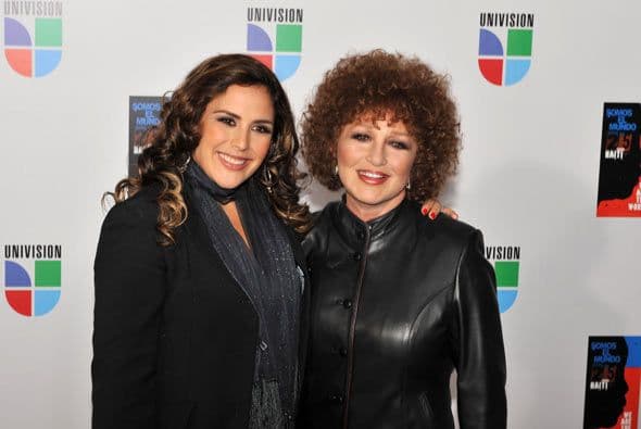 "
<b>Tal vez porque era mi hija no la quisieron apoyar</b>, no entiendo qué fue, porque mira, es una actriz maravillosa, hace comedia, hace drama, imita, canta, está loca, es divina, es una maravilla Angélica y sin embargo, 
<b><a href="https://www.univision.com/famosos/se-nos-paga-muy-mal-angelica-vale-se-defiende-de-criticas-por-pedir-dinero-para-actores-de-broadway-fotos">está muy desperdiciada</a></b>", señaló en la entrevista.
<br>