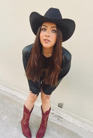 Angie se encuentra trabajando en su nuevo material discográfico y sus seguidores ya están a la espera de su nuevo éxito musical.