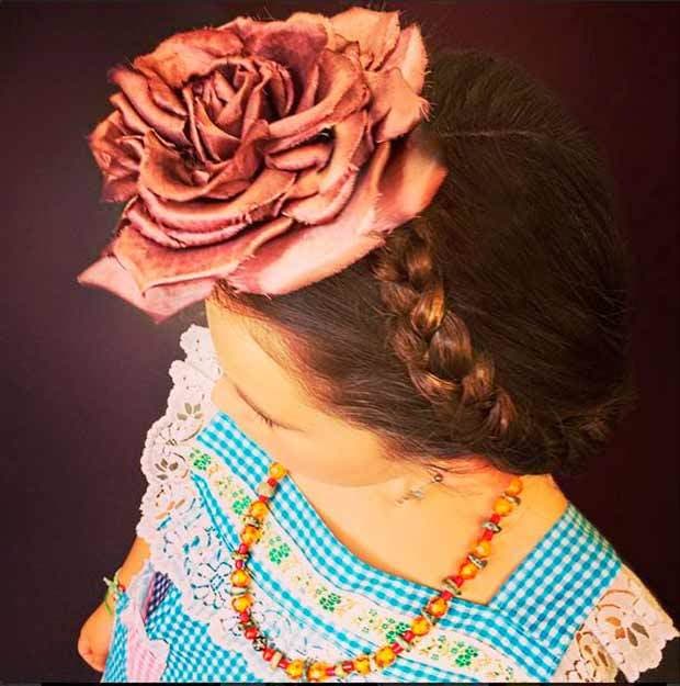 "Un vestidito que fue mío cuando tenía 8 años, casi la misma edad de mi hija Sabrina, hecho por mi madre. Acompañado por un collar que mi padre le regaló a mi mamá, cuando andaban de novios...", escribió la cantante al lado de esta foto.