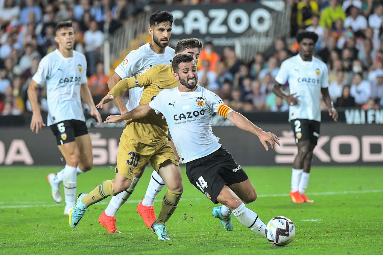 Barcelona venció de último minuto 0-1 al Valencia en Mestalla con un gol cardíaco de Robert Lewandowski; los Chés perdieron a Cavani por lesión.