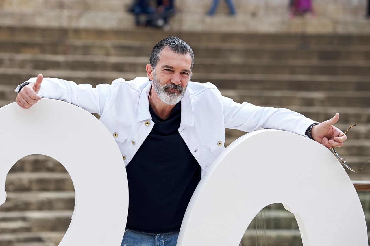 Antonio Banderas posa para la prensa antes de recibir el premio Biznaga de Oro Honorífica en el último día del Festival de Cine de Málaga, el sábado 25 de marzo.