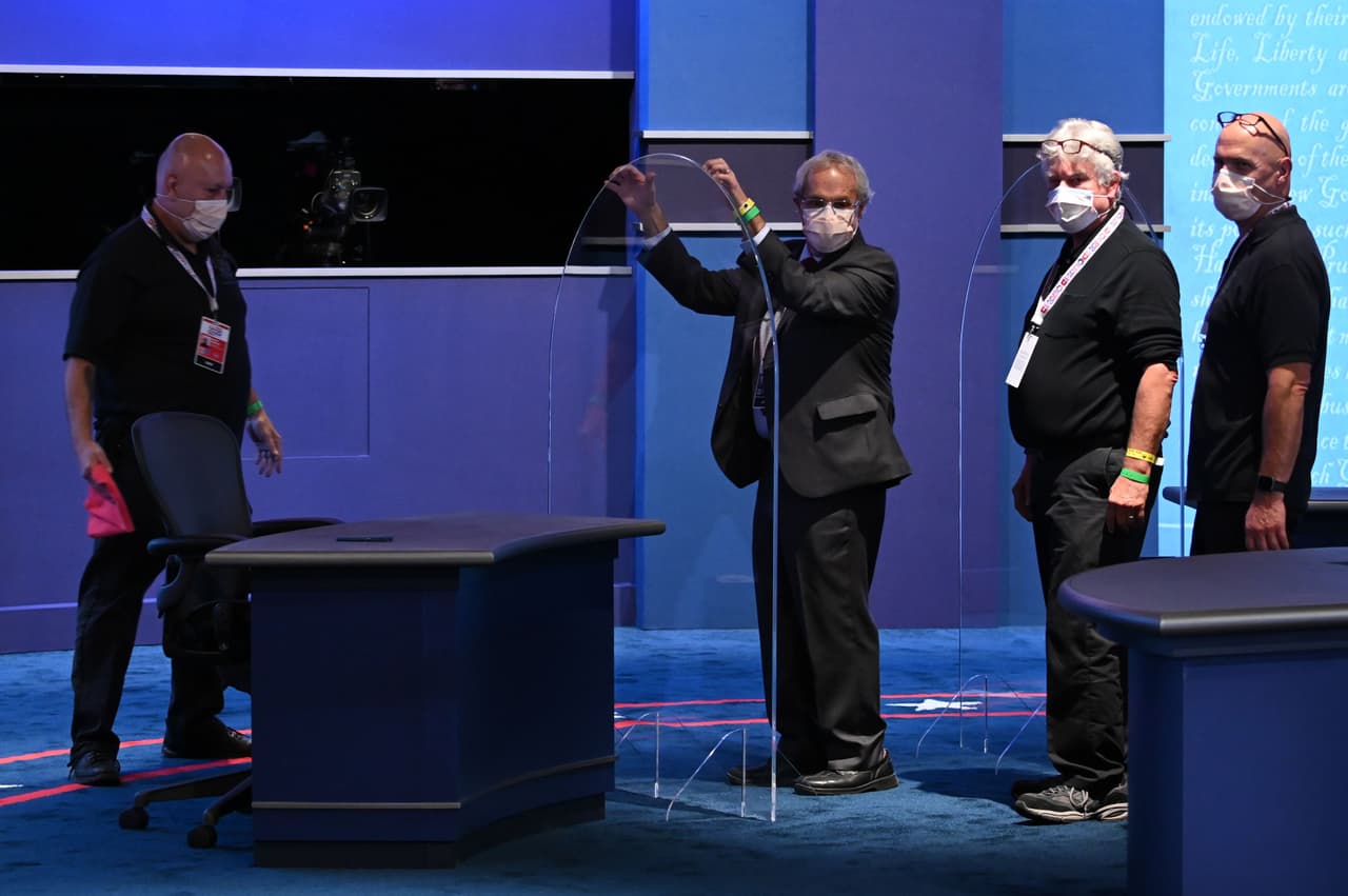 Dentro de la sala, todo aquel que se niegue a ponerse mascarilla, a excepción de los candidatos y el moderador, será expulsado.
<br>