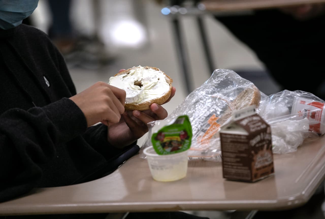 <b>Austin ISD</b> 
<br>
<br>AISD ofrece desayuno y almuerzo gratis para todos los estudiantes en 76 escuelas a través del programa Provisión de Elegibilidad Comunitaria (CEP). Los estudiantes de las escuelas que no participan en el programa pueden ser elegibles para recibir comidas gratuitas o a precio reducido a través de programas financiados por el estado o completando una solicitud de beneficios de comidas.