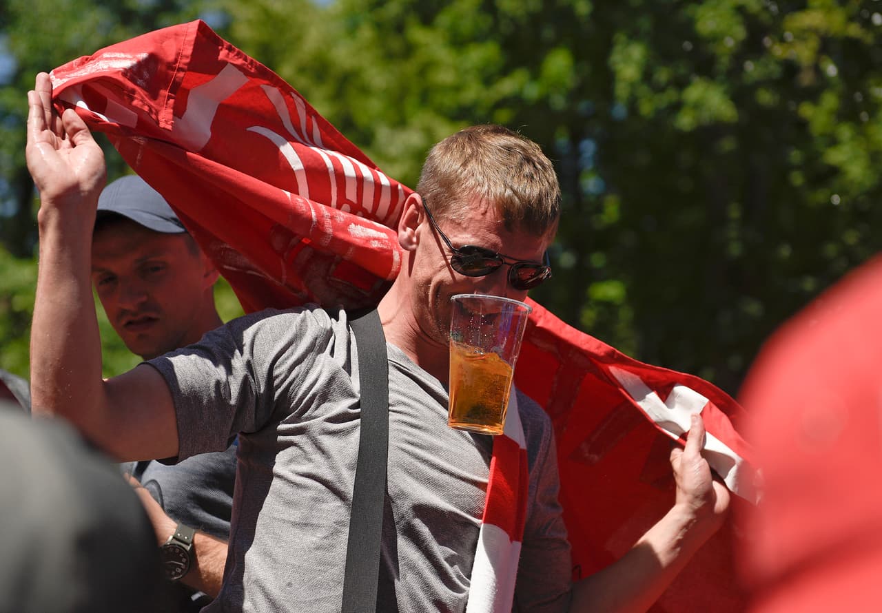 Aunque se ponga la bandera en el cuello, la cerveza no se puede desaprovechar.