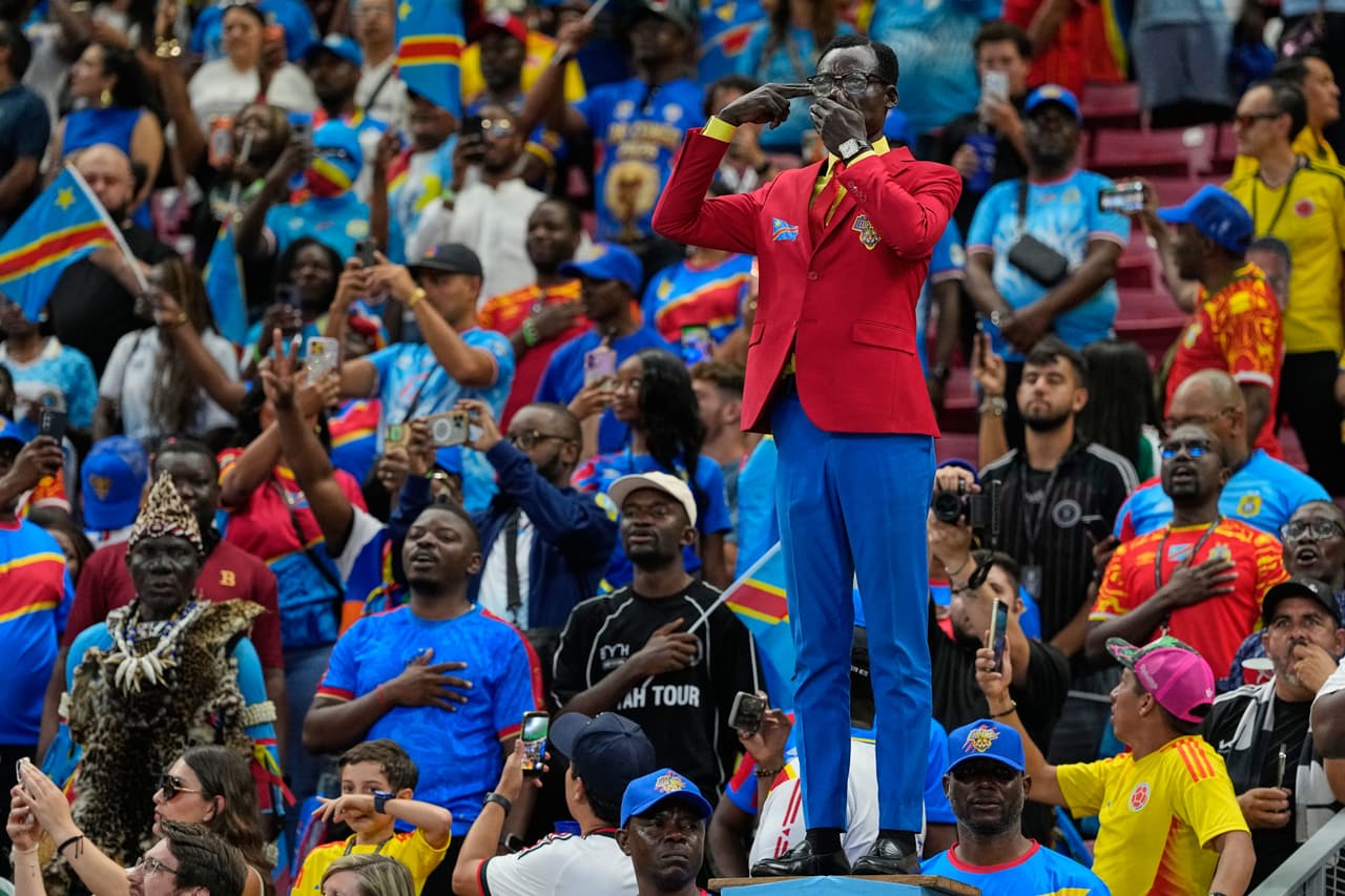 Michel Nkuka Mboladinga, aficionado del Congo, posa vestido como Patrice Lumumba —héroe de la independencia del país asesinado— y reacciona antes del partido de fútbol del Grupo K de la Copa del Mundo entre Colombia y el Congo en Zapopan, cerca de Guadalajara, México, el martes 23 de junio de 2026.