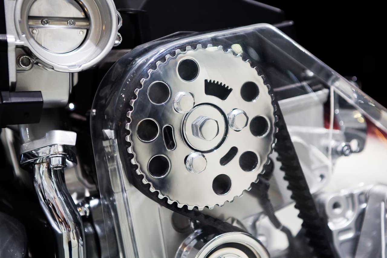 <b>Correa del motor y cadena de los tiempos</b>
<br>Estos son trabajos mayores que van a requerir la intervención de un mecánico profesional, lo importante es seguir las recomendaciones de los fabricantes aún cuando creamos que no hay ningún problema con estos componentes. La mayoría de los fabricantes sugieren el cambiar la cadena de los tiempos a las 60,000 millas, y la correa a las 40,000 millas. En todo caso, el tiempo recomendado para cada carro en particular vendrá indicado en el manual del propietario..