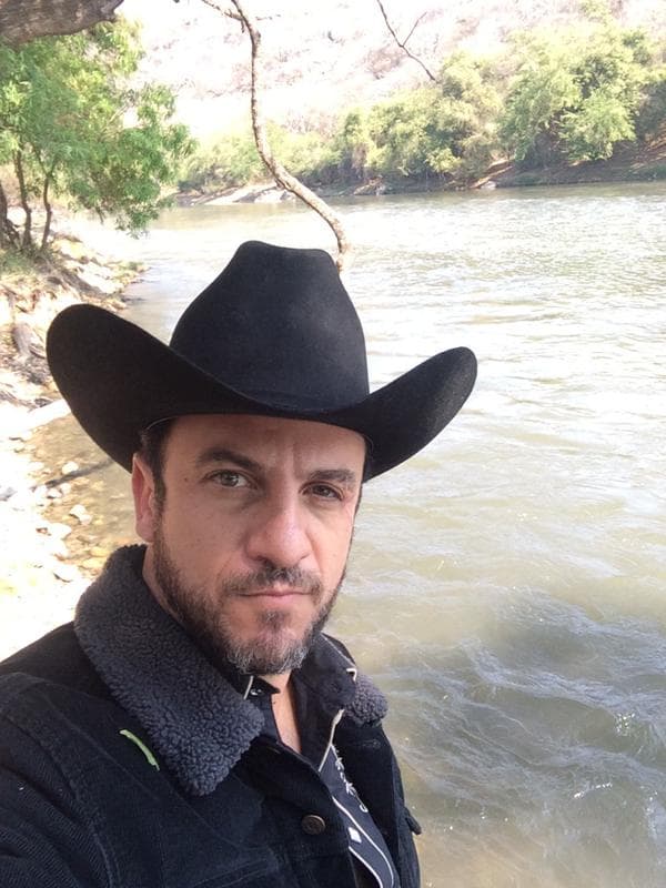 Y con su sombrero, era irresistible.