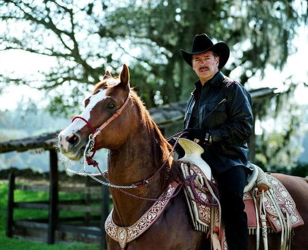 ¿Cómo les gusta más? De charro se ve muy varonil, ¿no?