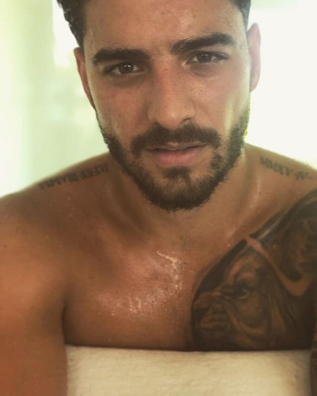 Así de solito, pero muy querido, está Maluma.