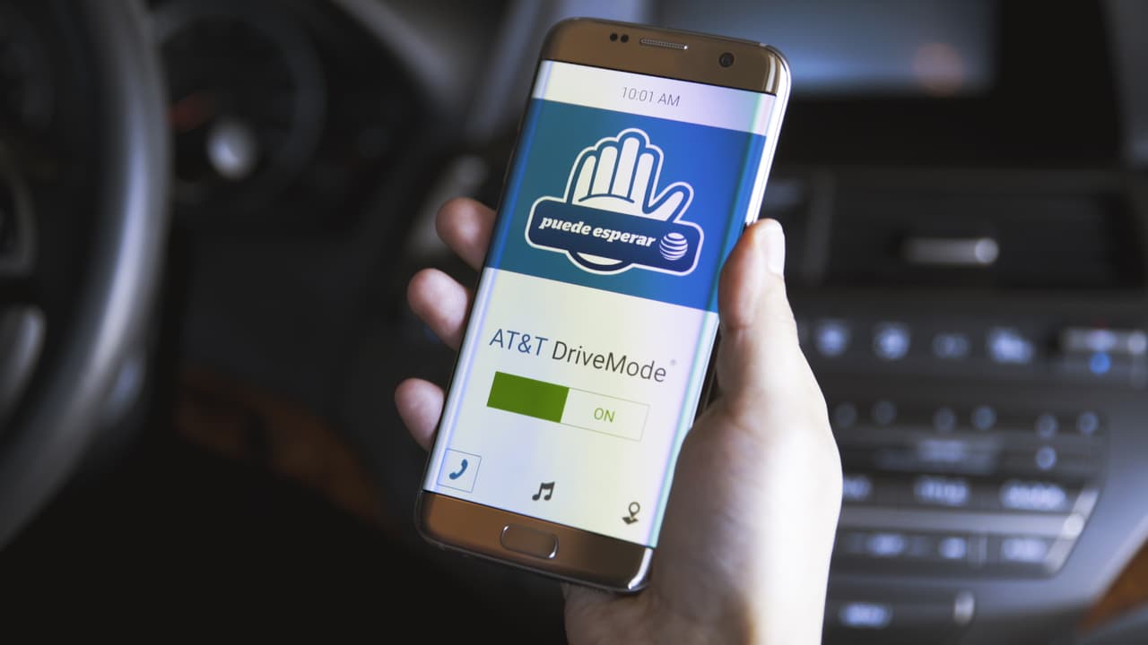 Hispanos de los Estados Unidos son los más propensos a usar smartphones mientras manejan