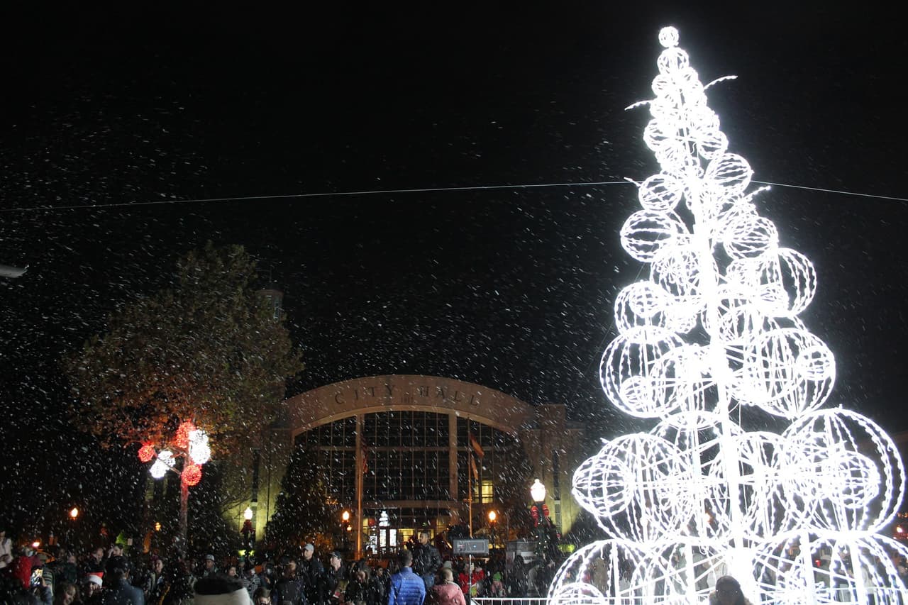 <b>Evento: </b>Jolly Holly Day - Suwanee
<br>
<b>Fecha: </b>1 de diciembre
<br>
<b>Lugar: </b>Town Center Park. Buford Hwy & Lawrenceville-Suwanee Road. Suwanee, GA
<br>
<b>Sitio web:</b> 
<a href="https://www.suwanee.com/Home/Components/Calendar/Event/2765/19">https://www.suwanee.com/Home/Components/Calendar/Event/2765/19</a> 
<br>
<br>Festival anual con el que se inician las festividades Navideñas en Suwanee. Habrá música en vivo, comida, bebidas, manualidades para los niños, fotos gratuitas con Santa y se iluminará el árbol de la plaza central, entre otras actividades.