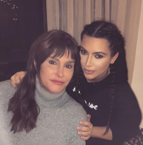 El hecho de que Caitlyn Jenner haya asistido a la fiesta de Kim, hace pensar que la relación entre ellas ha mejorado.
<br>
