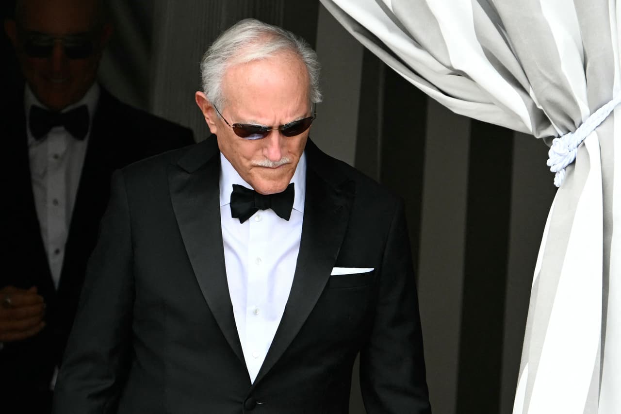 Miguel Bezos, padre adoptivo de Jeff Bezos, sale del Hotel Aman en el día de la boda.
<br>
<br>Según la prensa italiana,
<b>Bezos, de 61 años, y Sánchez, de 55, ya casados por lo civil en Estados Unidos, intercambiaron anillos y votos matrimoniales en la isla de San Giorgio Maggiore,</b> situada frente al Arsenal, la antigua base naval de la ciudad.