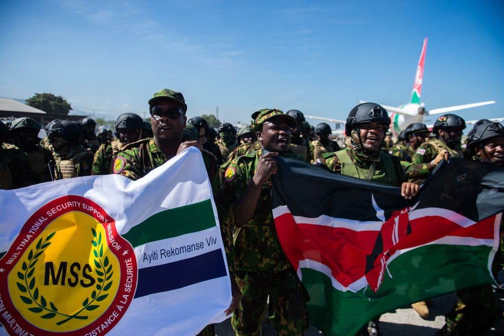 Un tercer contingente de la MSS con agentes de policía de Kenia a su llegada al Aeropuerto Internacional Toussaint Louverture en Puerto Príncipe, el 18 de enero de 2025.