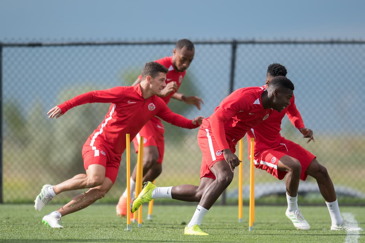 Bajo las órdenes de John Herdman, entrenador de la selección de Canadá, el equipo de la hoja de maple se entrenó para cerrar su preparación de cara a su importante partido ante México por la Copa Oro que se efectuará este miércoles en Denver. Jugadores jóvenes muy interesantes y con enorme potencial que militan en las mejores ligas europeas, son la parte medular de un equipo canadiense que, por lo visto, busca hacerle partido al Tri en el renglón de lo físico y el desgaste por correr en todo el campo.