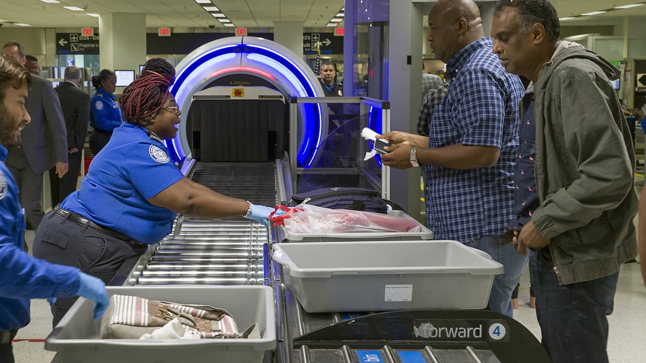 Los objetos más insólitos que la gente ha intentado subir a un avión y han abandonado en los aeropuertos