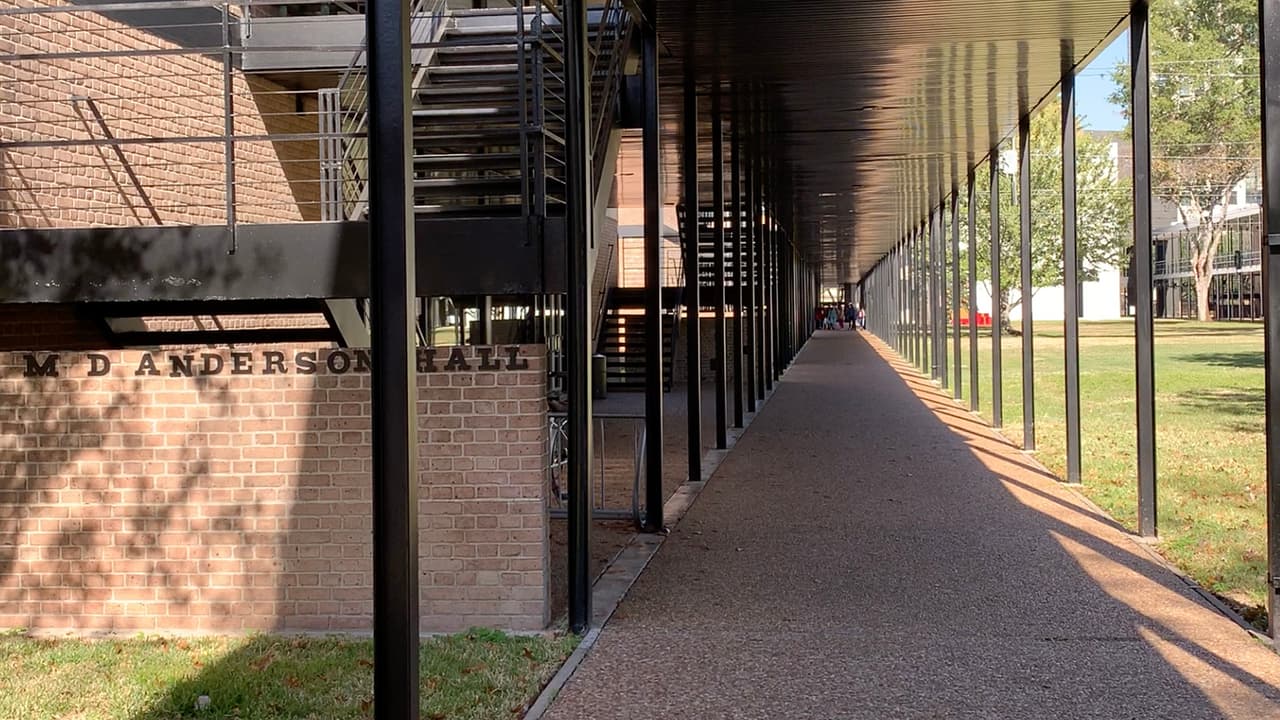 Los estudiantes interesados deben completar una solicitud FAFSA (que abrió el 1 de octubre) para el año escolar 2023-2024.