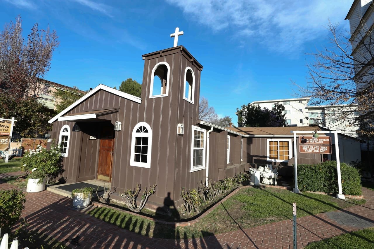 En esta capilla, conocida como 'Little Brown Church', Stamos y McHugh se juraron amor eterno.