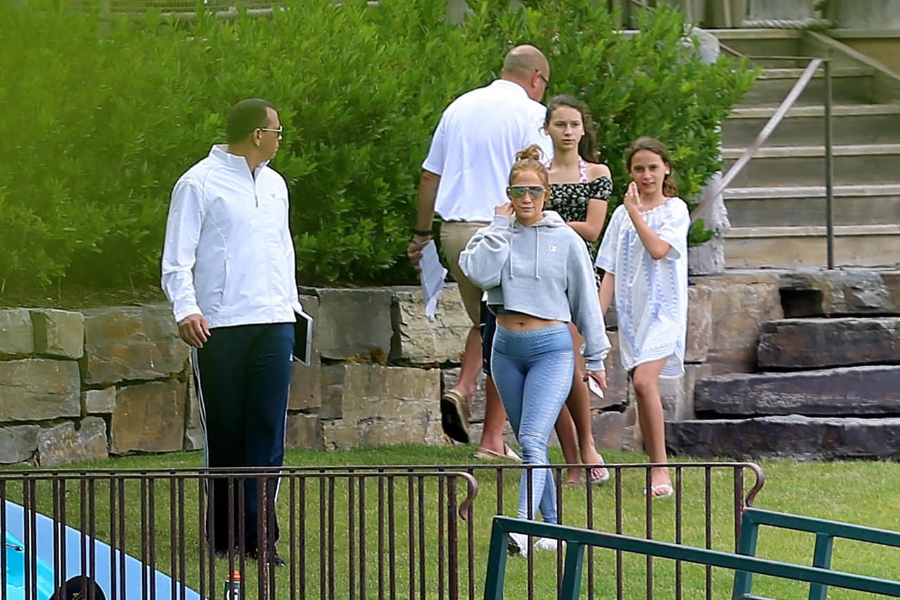 En Idaho, la familia se despidió el pasado fin de semana y daba la impresión de que tomarían rumbos distintos, como ha ocurrido en ocasiones anteriores, cuando las hijas de Alex Rodríguez permanecen en Miami junto a
<b><a href="https://www.univision.com/entretenimiento/bajo-ataque-el-macho-bello-de-jennifer-lopez-la-madre-de-sus-hijas-alega-que-a-rod-la-amenazo"> su madre, Cynthia Scurtis</a></b>.