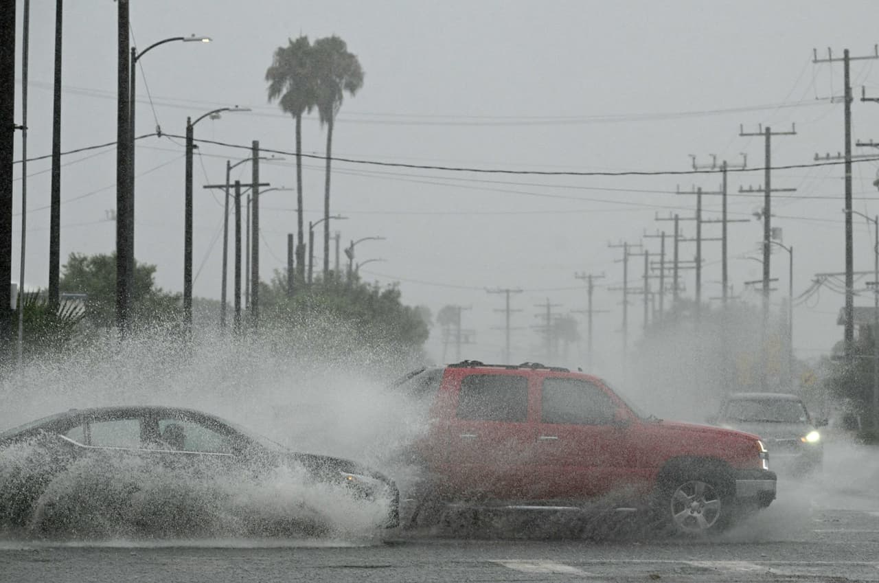 Los Ángeles siente los estragos de tormenta atmosférica cargada con mucha lluvia