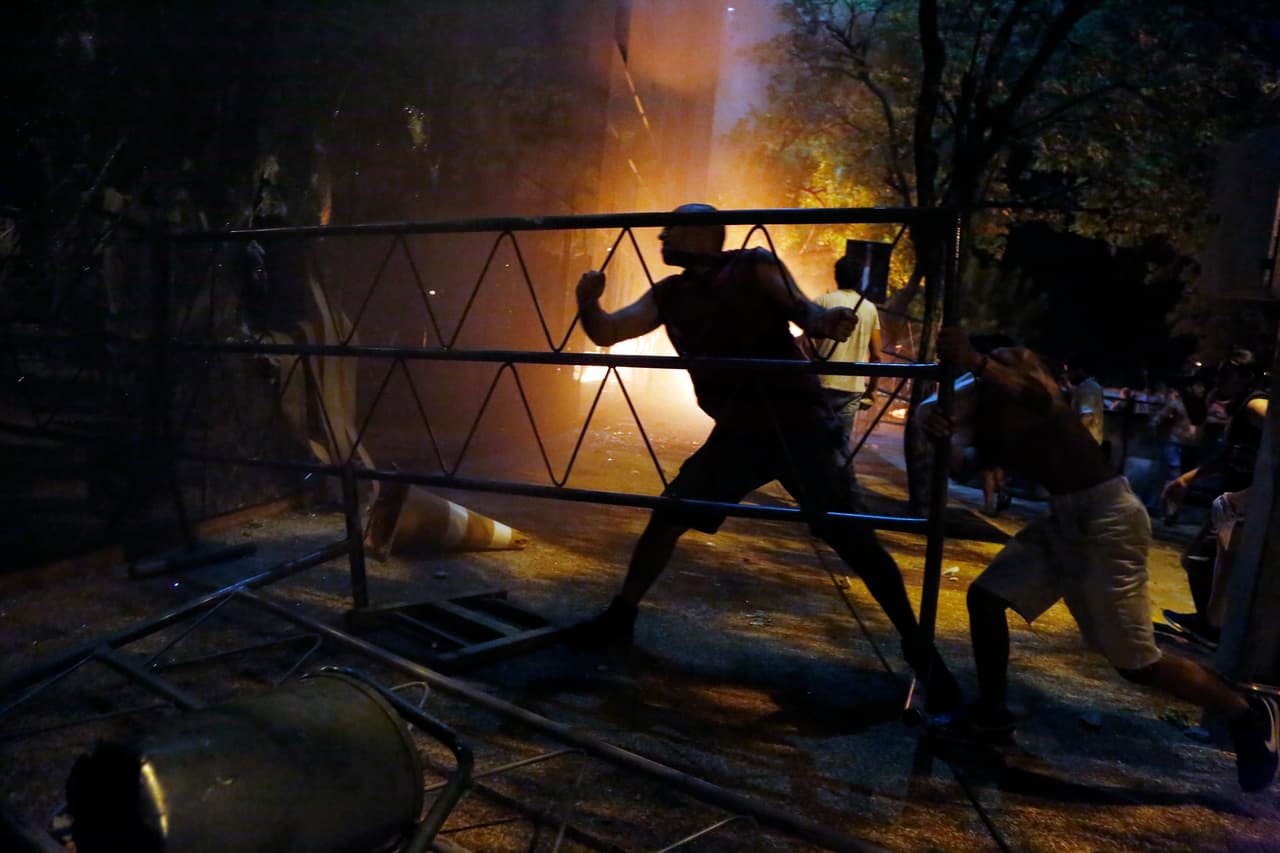 Horas después, la protesta se tornó violenta: algunos manifestantes lograron sobrepasar a la policía y llegar hasta el primer piso, donde prendieron fuego a muebles y papeles.