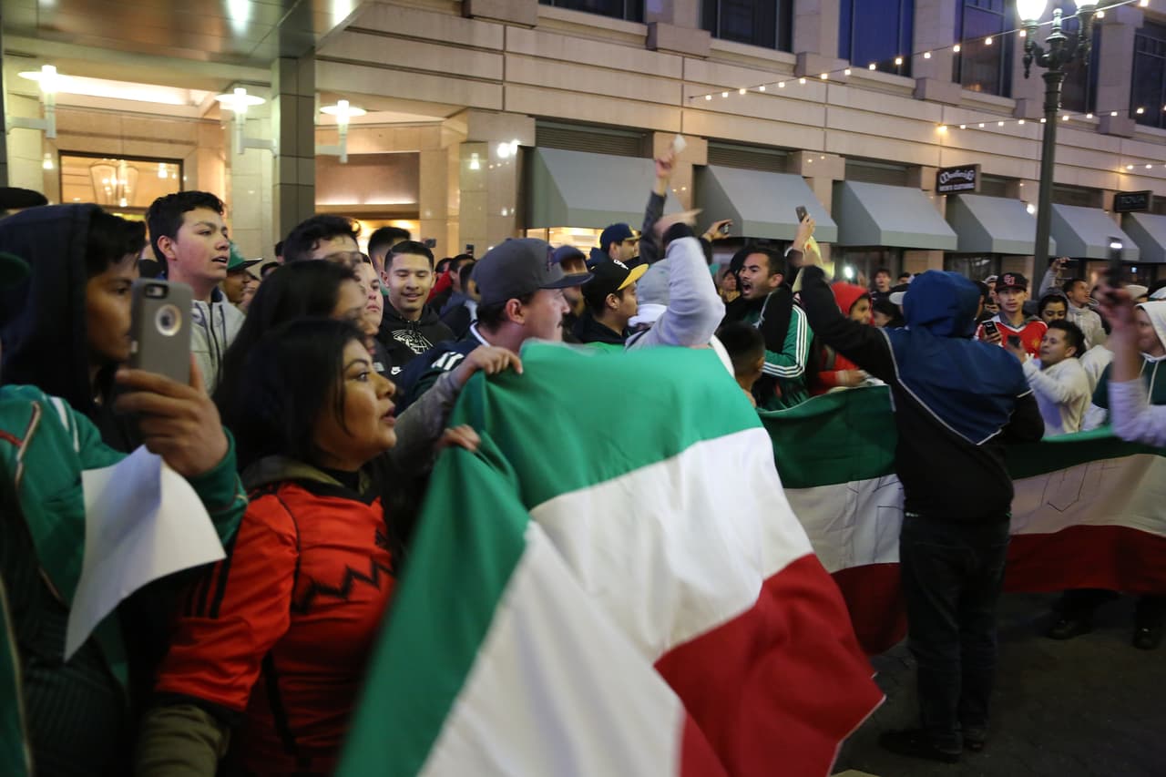Poco a poco los fans mexicanos se fueron acumulando y la fiesta crecía a tal grado que las banderas se quedaron cortas con la aparición de los 'trapos'.
