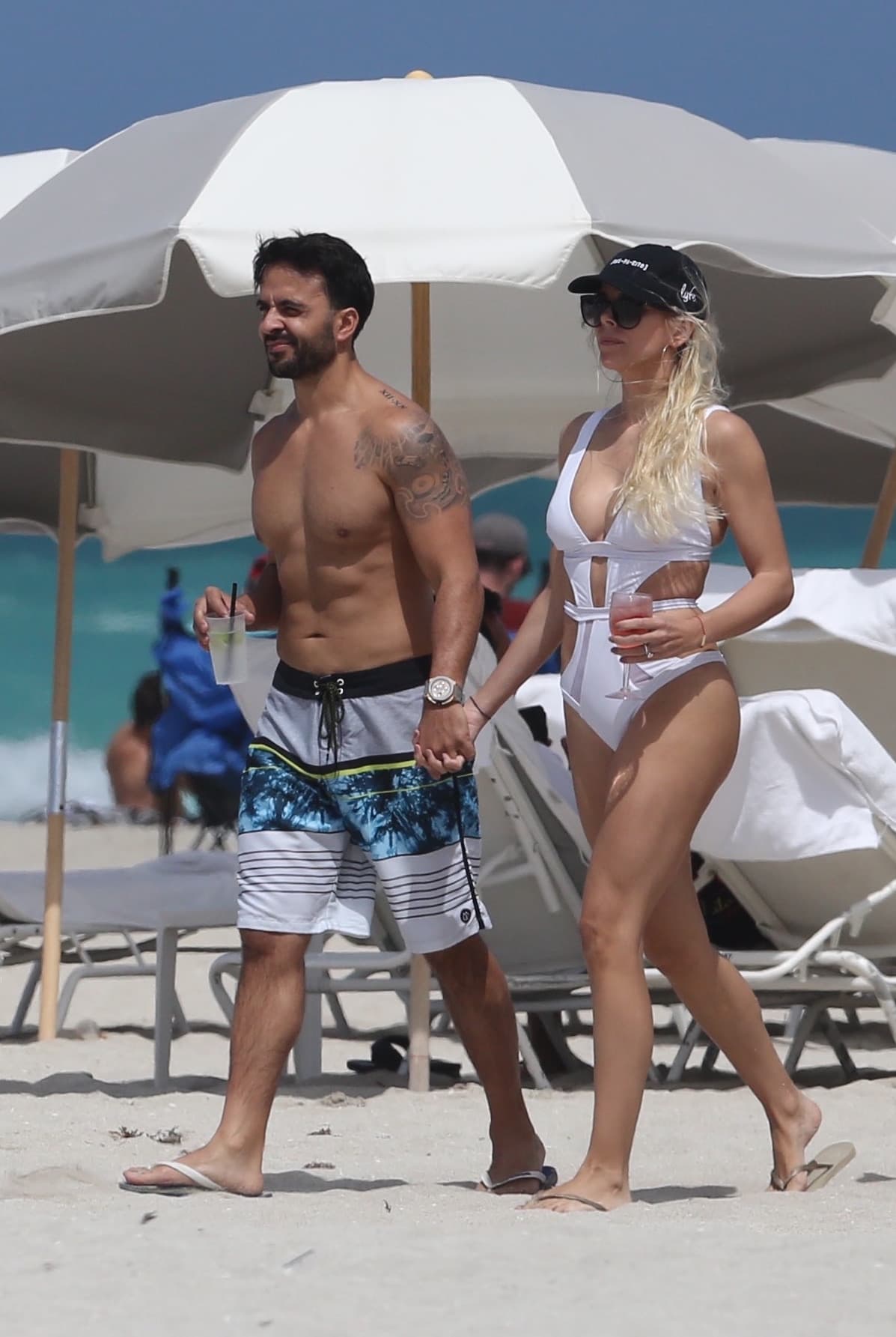 Luis Fonsi celebra su cumpleaños número 39 junto a su esposa Agueda López con un romántico día en las playas de Miami Beach.