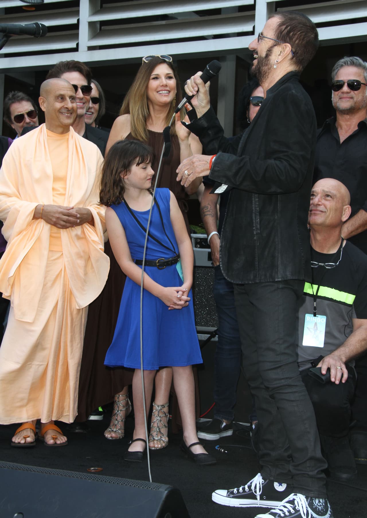 Se rodeó de varios amigos y famosos.