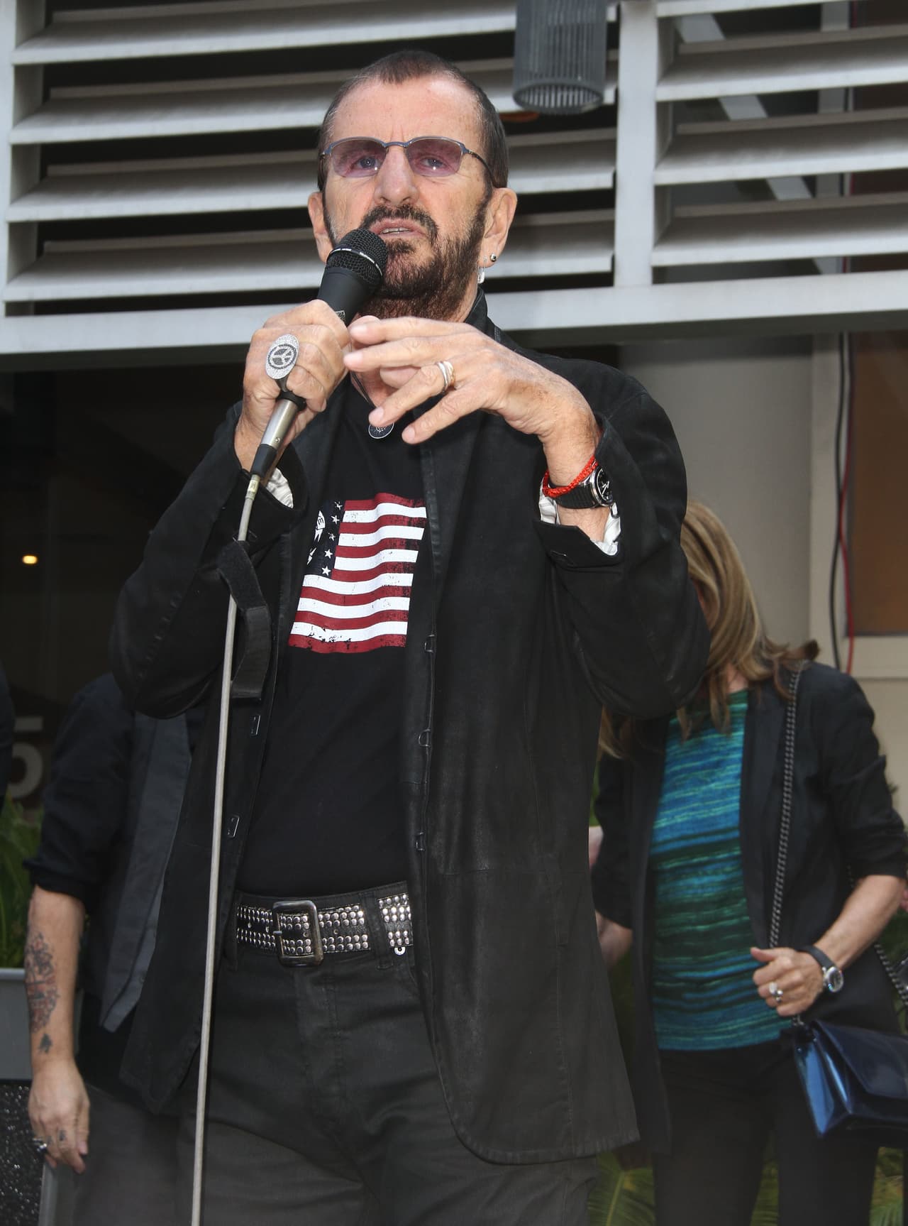 Starr ofreciendo su discurso.